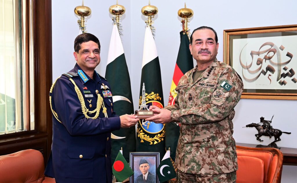 Bangladesh Air Chief Meets Pakistan’s Army Chief to Strengthen Defense Ties