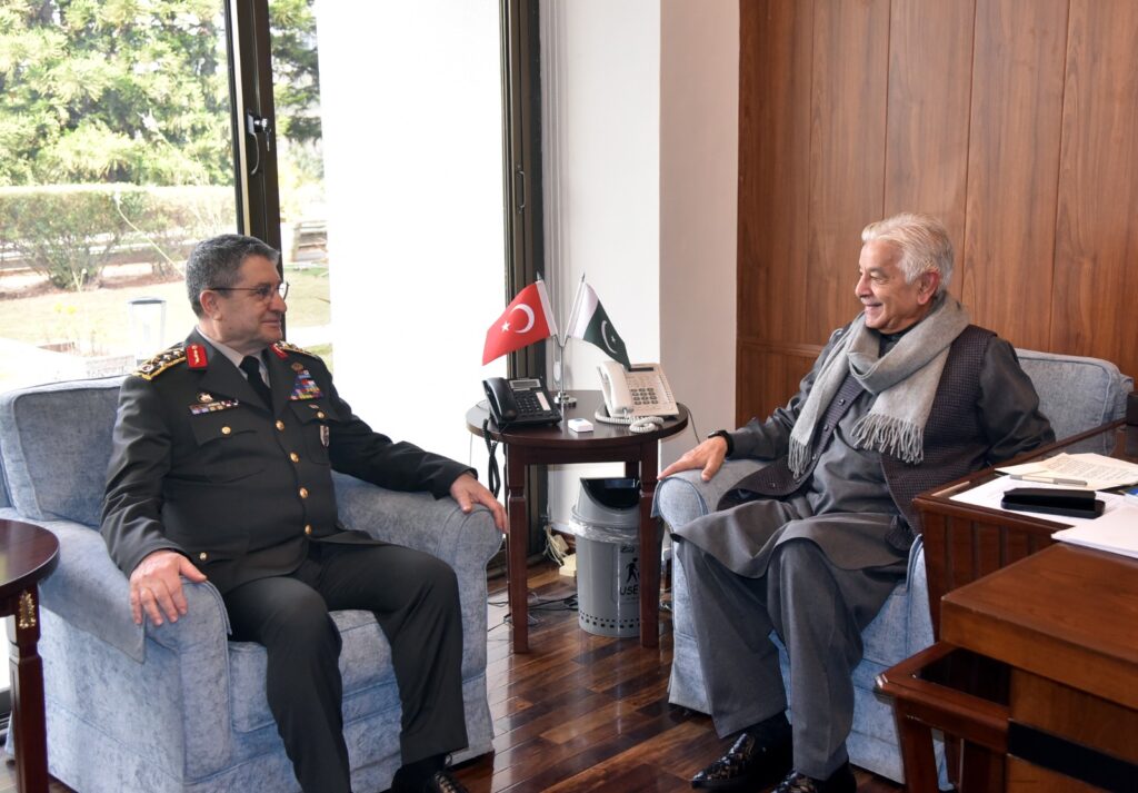 Turkish Military Chief Meets Defence Minister in Islamabad