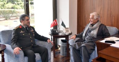 Turkish Military Chief Meets Defence Minister in Islamabad