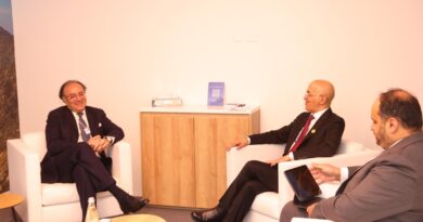 Pakistan Discusses Economic Growth, Investment With Saudi Finance Minister at WEF