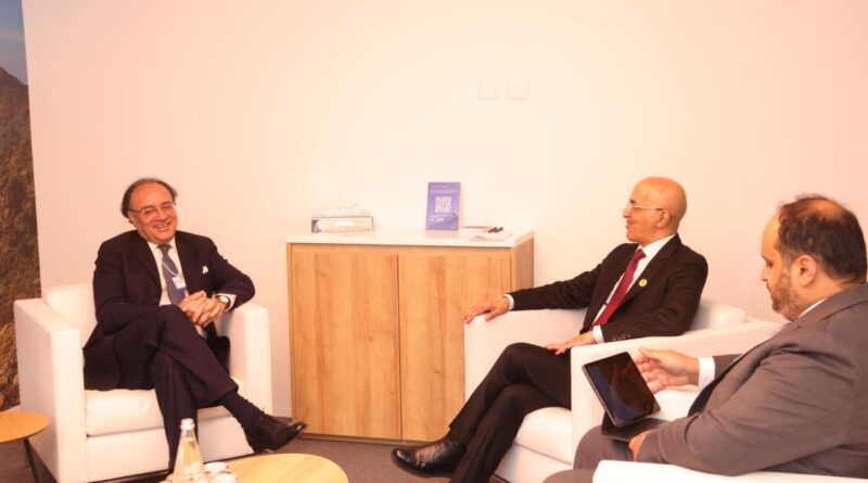 Pakistan Discusses Economic Growth, Investment With Saudi Finance Minister at WEF
