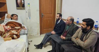 Minister Tarar Visits Veteran Journalist Shehbaz Rana, Praises His Service