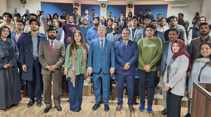 Ambassador Discusses Ukraine, Russia-Pakistan Relations With Students
