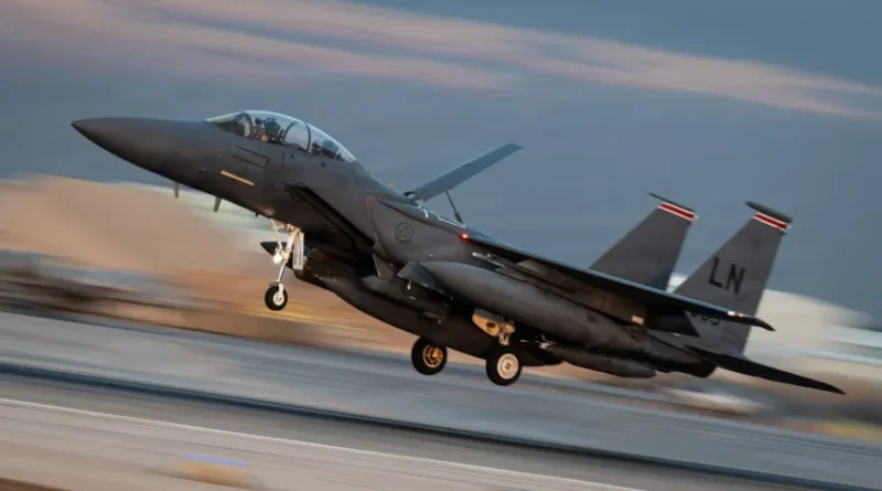 US Warplanes Crash in Kuwait, Crews Survive